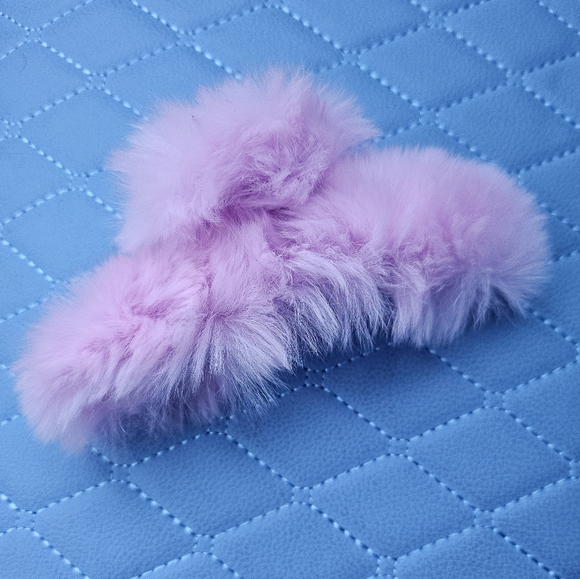 NWOT SKIMS Pink Fuzzy Claw Clip - Picture 5 of 5